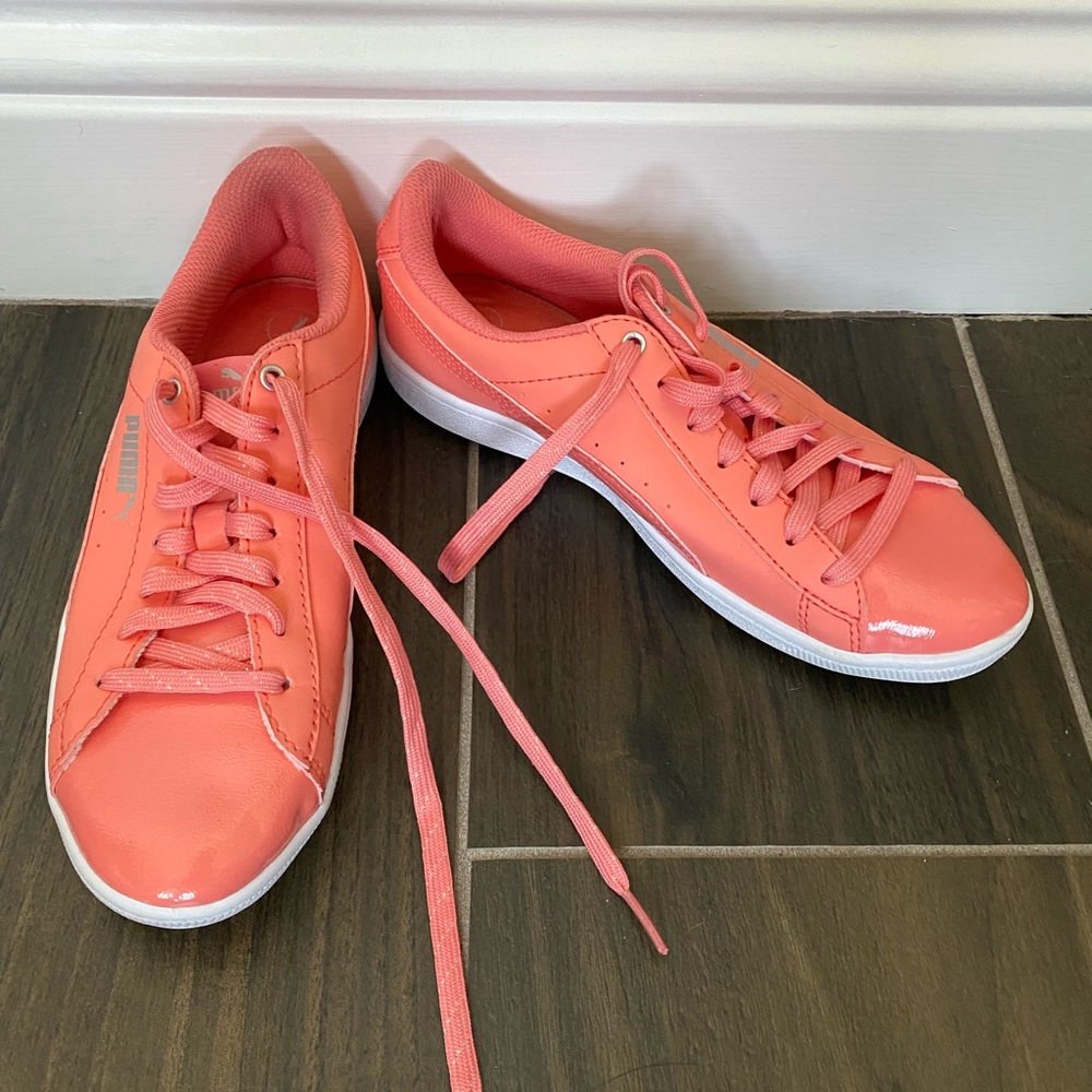 Like new coral Pumas 6.5